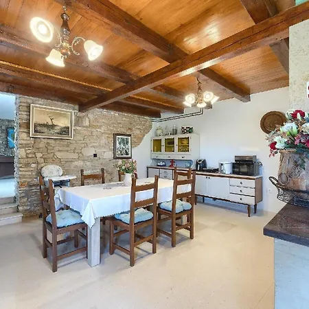Holiday home Mit Privatpool Fuer 8 Personen Ca 250 Qm In Klarici, Istrien Binnenland Von Istrien